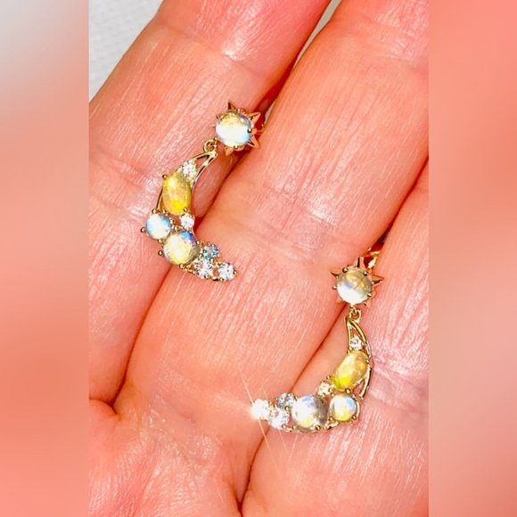 💥Elegant Moon and Star Earrings. 14 K Real Gold 💥 - Picture 2 of 5